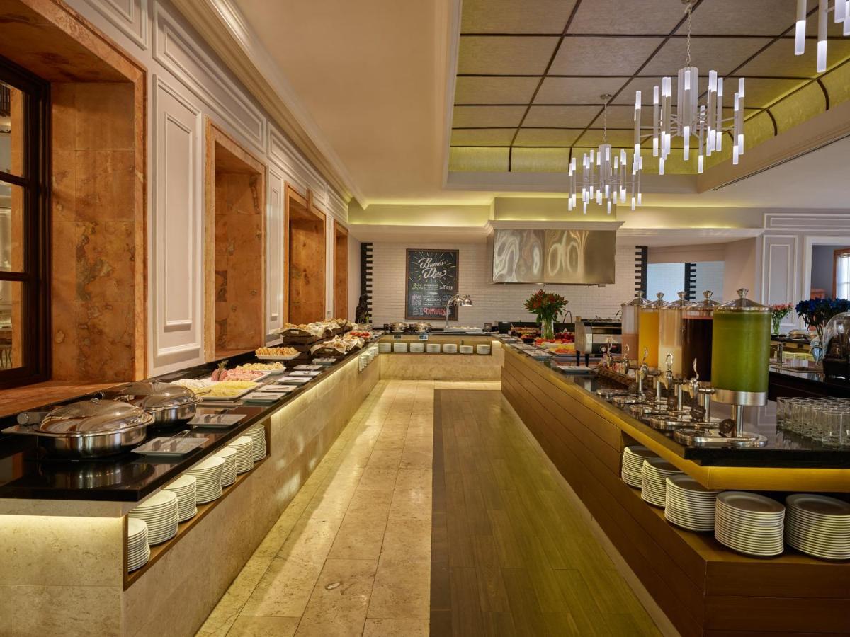 Fiesta Americana Меріда Екстер'єр фото The buffet at the restaurant
